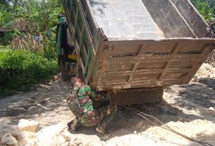 Tarik Dump Truck, Satgas TMMD Kodim Bojonegoro Bantu Pasang Seling