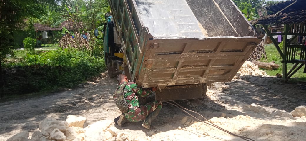 Tarik Dump Truck, Satgas TMMD Kodim Bojonegoro Bantu Pasang Seling