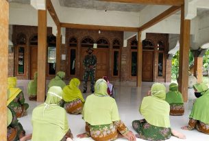 Bersama Jamaah Tahlil, Satgas TMMD Kodim Bojonegoro Sampaikan Imbauan Prokes