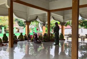 Cegah Covid-19, Bersama Jamah Tahlil Satgas TMMD Kodim Bojonegoro Sampaikan Imbauan Prokes