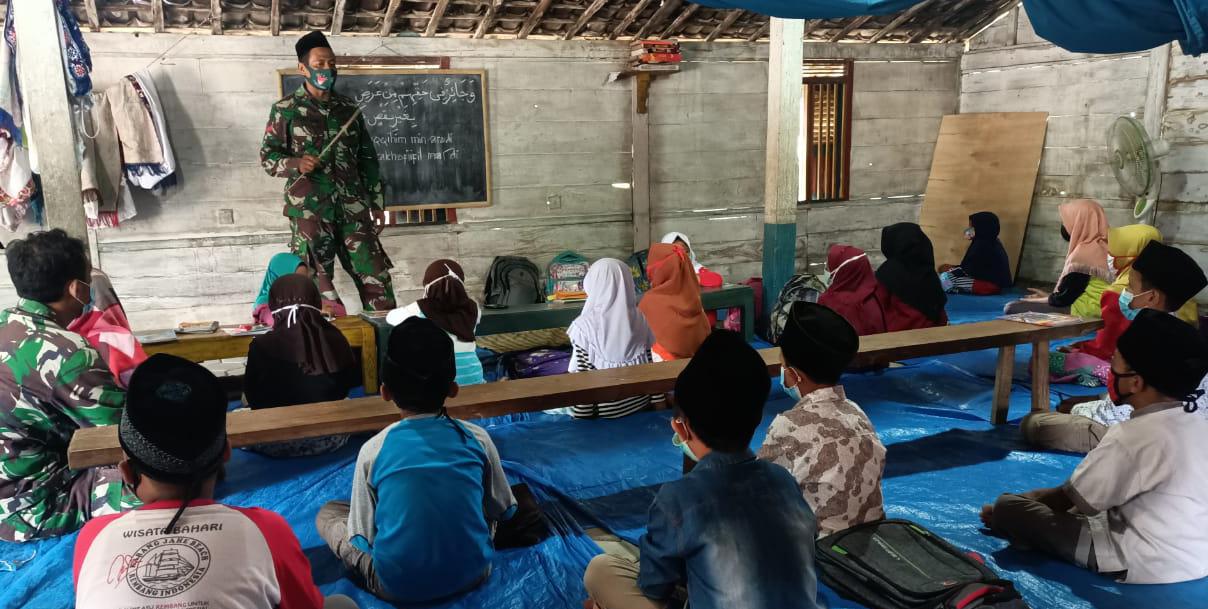 Bina Generasi Muda, Satgas TMMD Kodim Bojonegoro Sempatkan Mengajar Ngaji