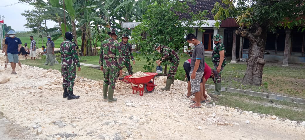 Tak Mau Kalah, Serka (K) Ayu Juga Terjun Langsung Dukung TMMD Kodim Bojonegoro