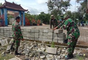 Satgas TMMD Kodim 0813 Bojonegoro Pasang Pondasi Jalan Paving