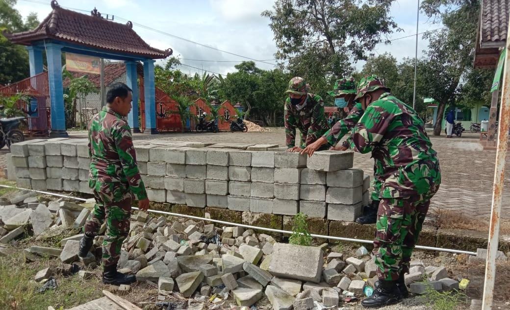 Satgas TMMD Kodim 0813 Bojonegoro Pasang Pondasi Jalan Paving