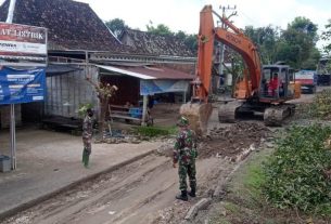 TMMD Kodim Bojonegoro Bongkar Paving Pembangunan Jalan Beraspal