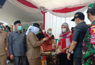 Bupati Kenalkan Batik Jonegoroan Di Program TMMD Kodim Bojonegoro