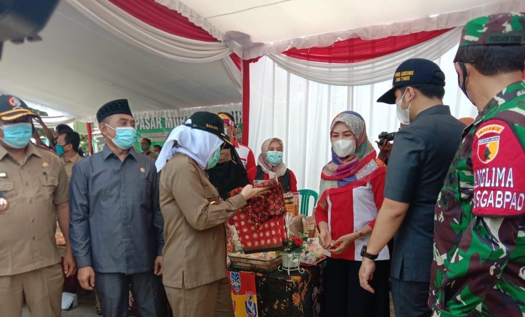 Bupati Kenalkan Batik Jonegoroan Di Program TMMD Kodim Bojonegoro