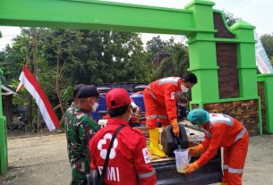 Satgas Dan PMI Bojonegoro Sterilkan Lokasi TMMD Tambakrejo