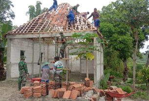 Gotong Royong, Warga Dan Satgas TMMD Kodim Bojonegoro Pasang Genteng Musholla