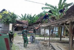 Turunkan Genteng Rumah Warga, Satgas TMMD Kodim Bojonegoro Kerahkan Pasukan