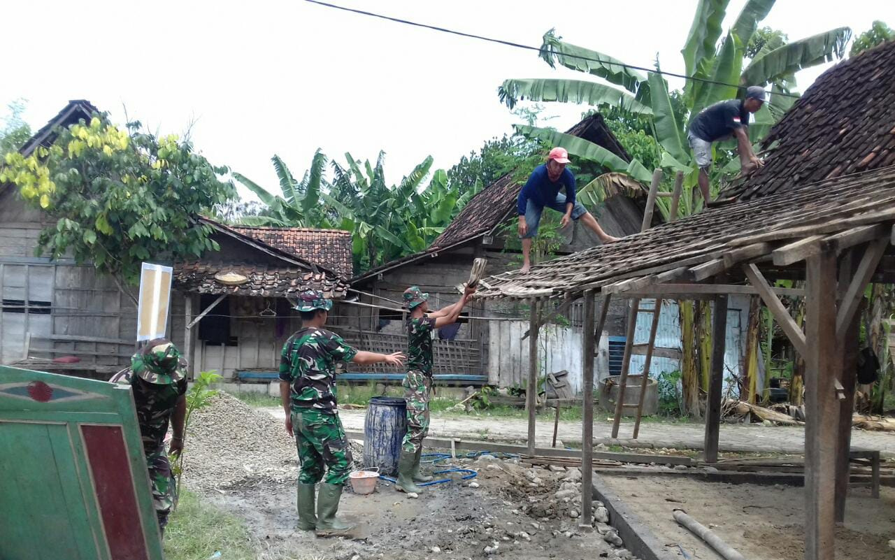 Turunkan Genteng Rumah Warga, Satgas TMMD Kodim Bojonegoro Kerahkan Pasukan