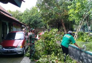 Peduli Lingkungan, Serda Sugiyanto Bersama Lurah Setempat Dan Warga Laksanakan Kerja Bakti