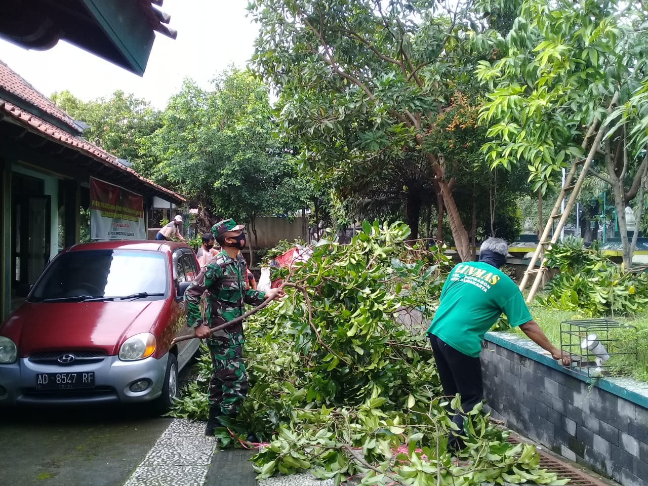 Peduli Lingkungan, Serda Sugiyanto Bersama Lurah Setempat Dan Warga Laksanakan Kerja Bakti