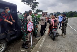 Sukseskan Program PKM Mikro, Petugas Bagikan Masker