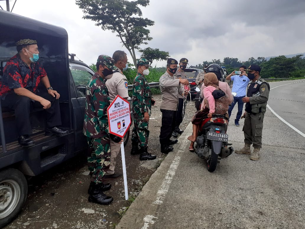 Sukseskan Program PKM Mikro, Petugas Bagikan Masker