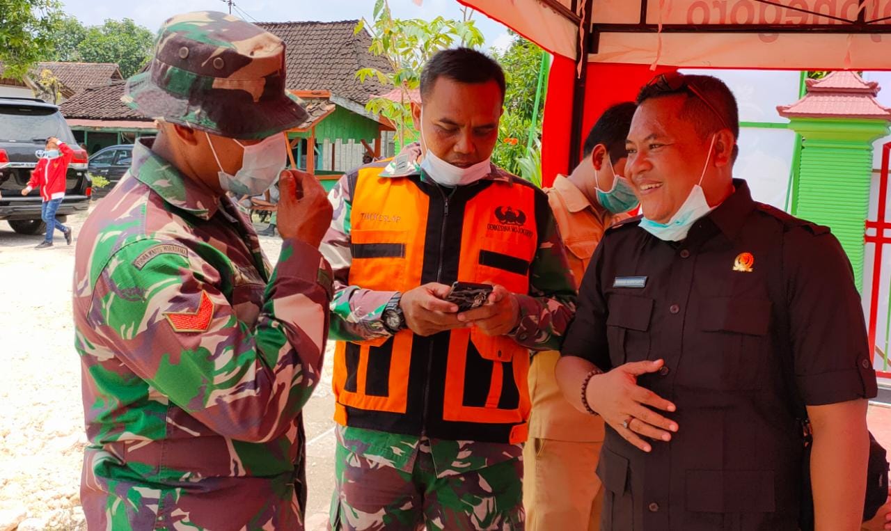 Sambangi Program TMMD Kodim Bojonegoro , Anggota Dewan Ini Berdiskusi Dengan Satgas