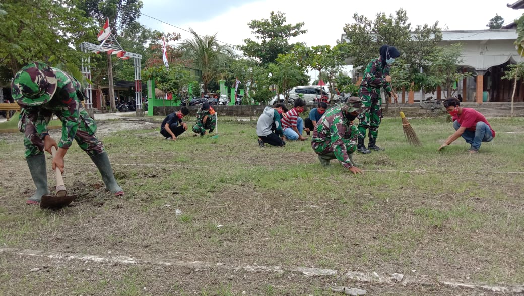 Pemuda Ngrancang, Bersama Satgas TMMD Kodim Bojonegoro Kerja Bakti Bersihkan Lapangan Volli