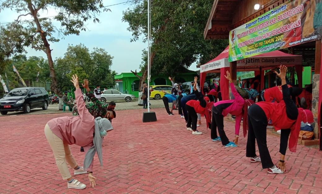 TMMD Kodim Bojonegoro, Warga Dan Satgas Laksanakan senam Rekreasi