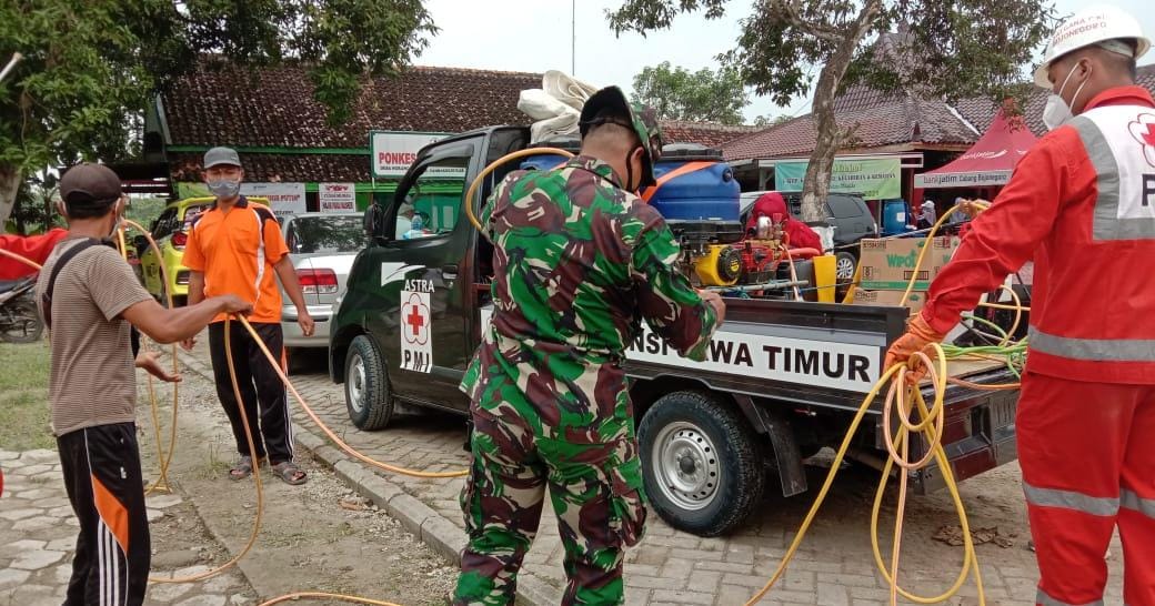 Putus Sebaran Covid, Satgas Dan PMI Lakukan Penyemprotan Disinfektan Dilokasi TMMD Kodim Bojonegoro