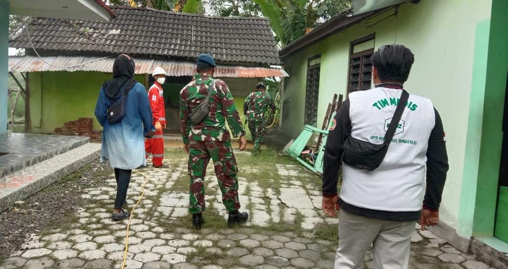 Rumah Singgah Satgas TMMD Kodim Bojonegoro Tak Luput Disemprot Disinfektan