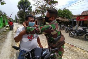 Putuskan Sebaran Covid-19, Satgas TMMD Kodim Bojonegoro Bagi Masker