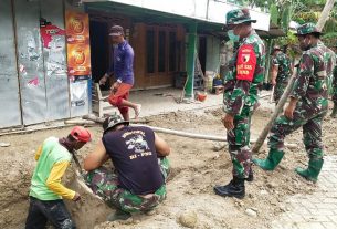 Komandan SSK Satgas TMMD Kodim Bojonegoro Pimpin Kerjakan Drainase