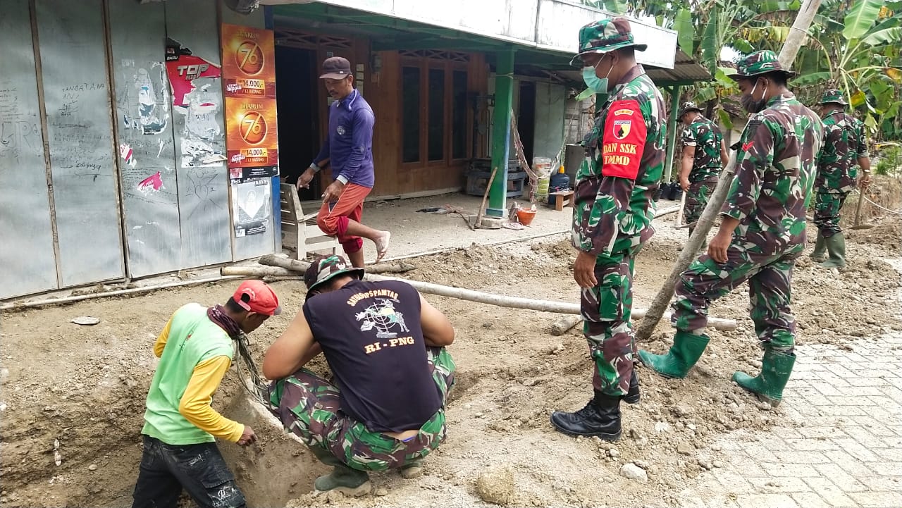 Komandan SSK Satgas TMMD Kodim Bojonegoro Pimpin Kerjakan Drainase