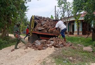 Satgas TMMD Kodim Bojonegoro Turunkan Material Bangunan Bersama Warga