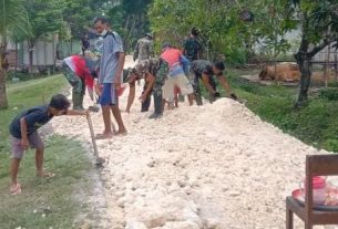 Perataan Batu Jalan, Satgas TMMD Kodim Bojonegoro Kerjasama Ratakan Dengan Warga