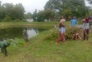 TNI Kodim Bojonegoro Bersama Warga Kerja Bakti Bersihkan Lokasi Embung Desa