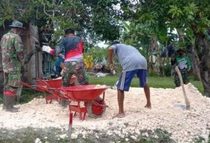 Berjibaku Bersama TNI, Warga Bantu Bangun Jalan TMMD Kodim Bojonegoro