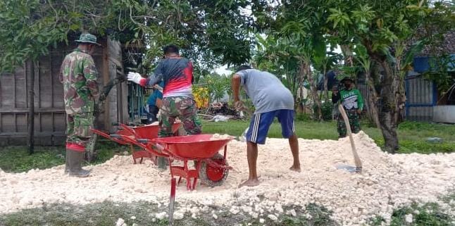 Berjibaku Bersama TNI, Warga Bantu Bangun Jalan TMMD Kodim Bojonegoro