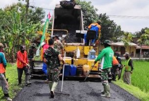 Tak Lelah, Warga Jatimulyo Terus Bantu Satgas TMMD Kodim Bojonegoro Bangun Jalan