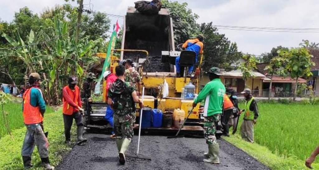 Tak Lelah, Warga Jatimulyo Terus Bantu Satgas TMMD Kodim Bojonegoro Bangun Jalan