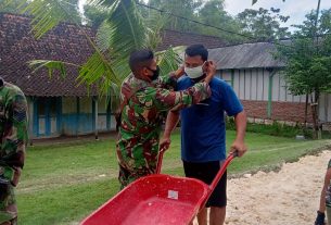 Satgas TMMD Kodim Bojonegoro Bagikan Masker Ke Warga Yang Bantu Bangun Jalan