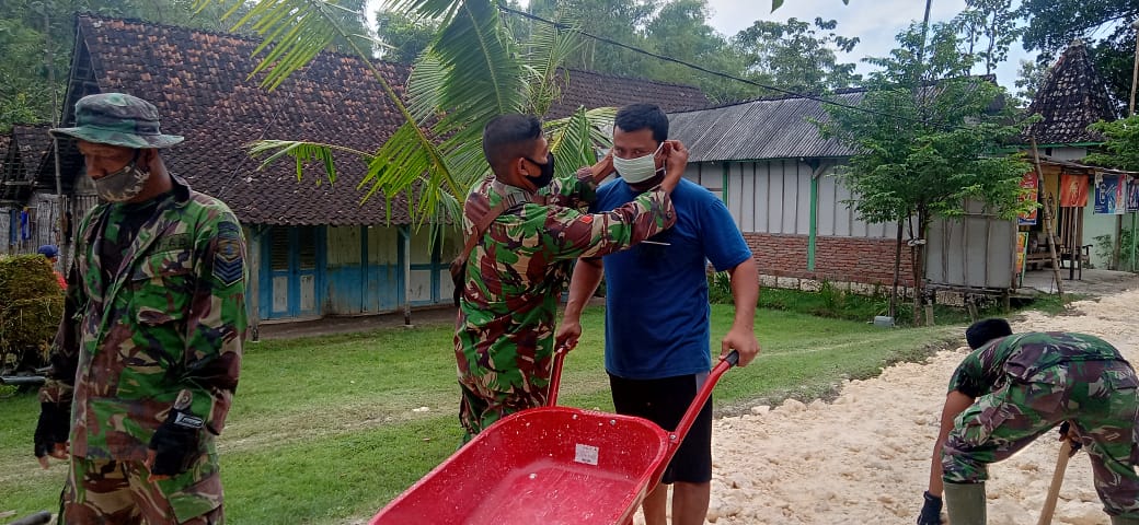 Satgas TMMD Kodim Bojonegoro Bagikan Masker Ke Warga Yang Bantu Bangun Jalan