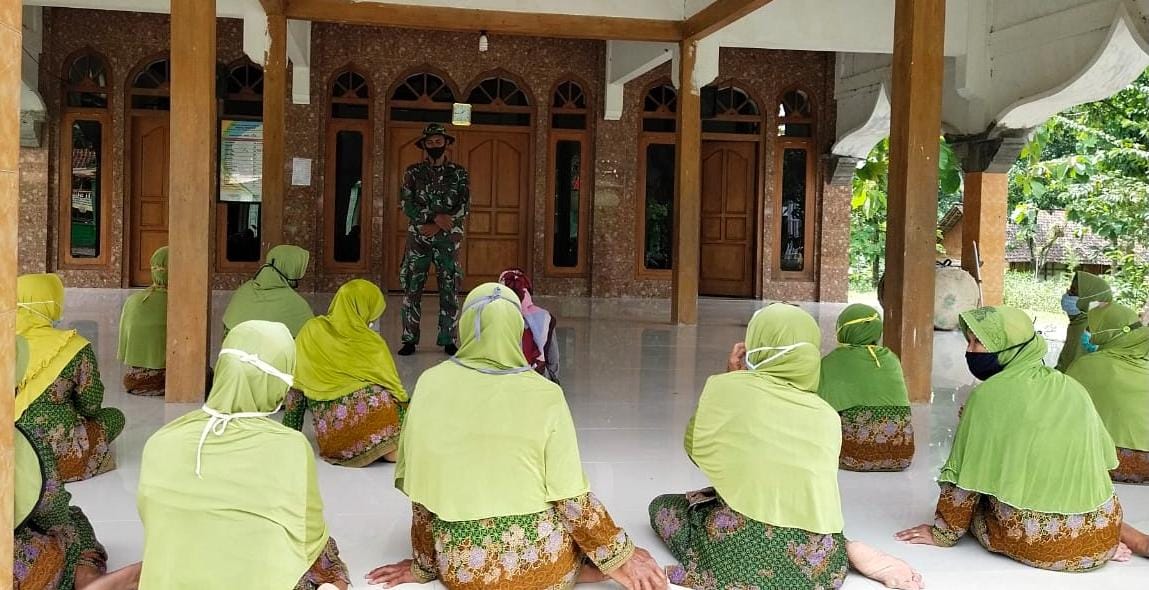 Di Pengajian Ibu-Ibu, Satgas TMMD Kodim Bojonegoro Juga Ingatkan Prokes 5M