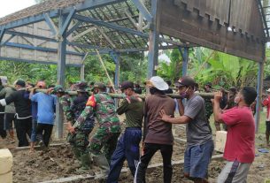 Segera Digarap, Satgas TMMD Kodim Bojonegoro Pindahkan Rumah Sudariyanto