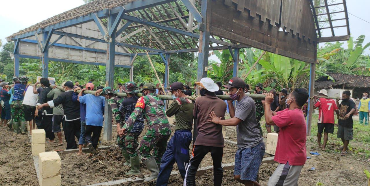 Segera Digarap, Satgas TMMD Kodim Bojonegoro Pindahkan Rumah Sudariyanto
