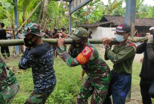 TMMD Kodim Bojonegoro, Satgas Dan Warga Ramai-Ramai Gotong Rumah