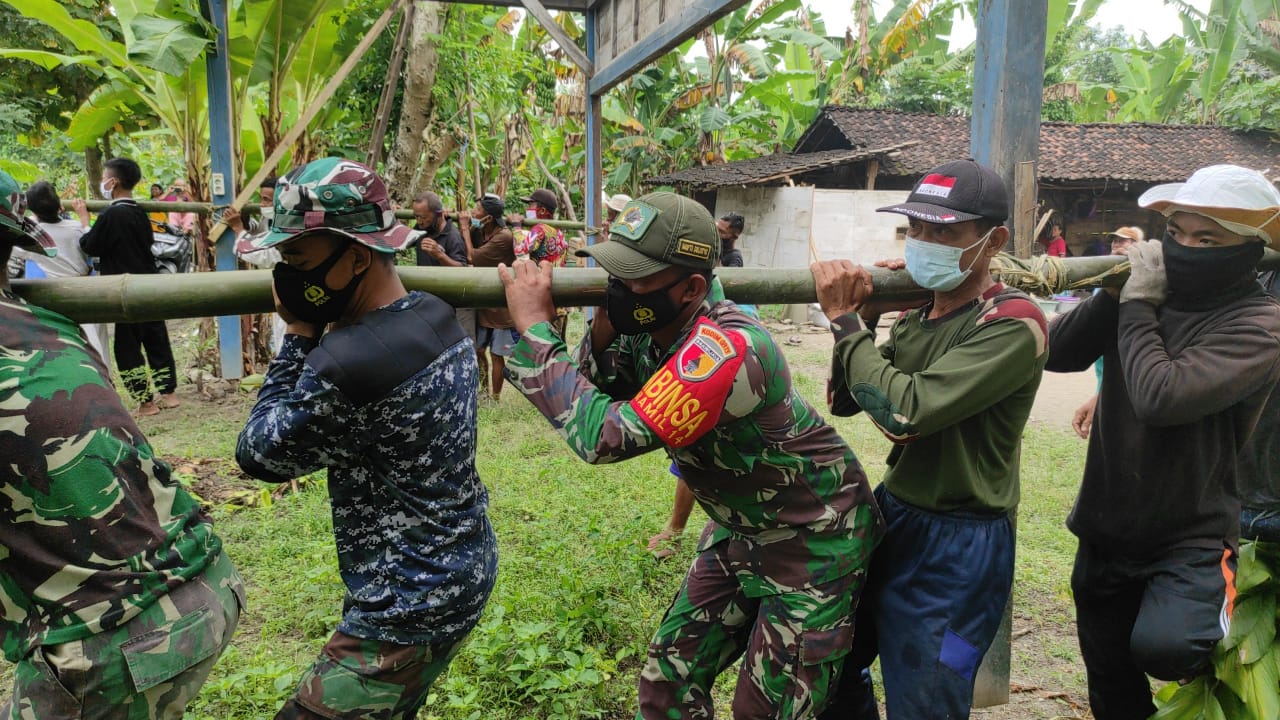 TMMD Kodim Bojonegoro, Satgas Dan Warga Ramai-Ramai Gotong Rumah