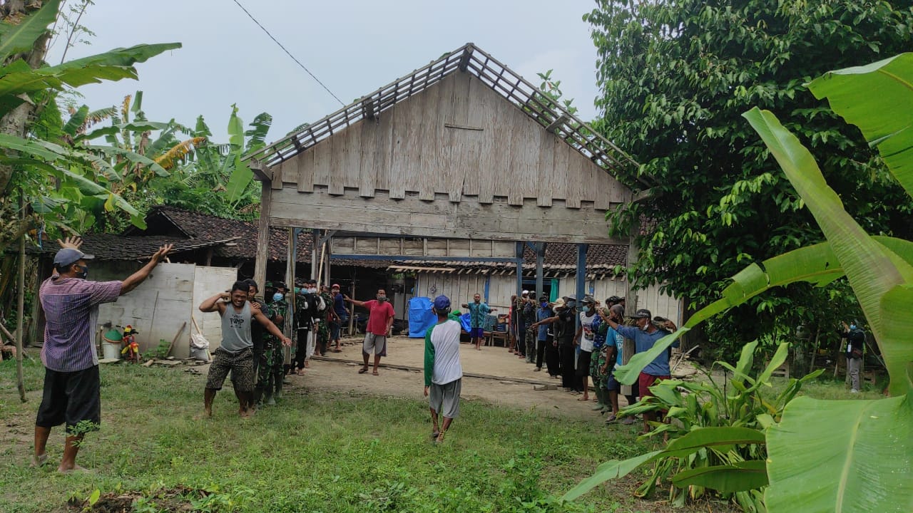 Program Aladin TMMD Bojonegoro, Warga Bersama Satgas Gotong Rumah