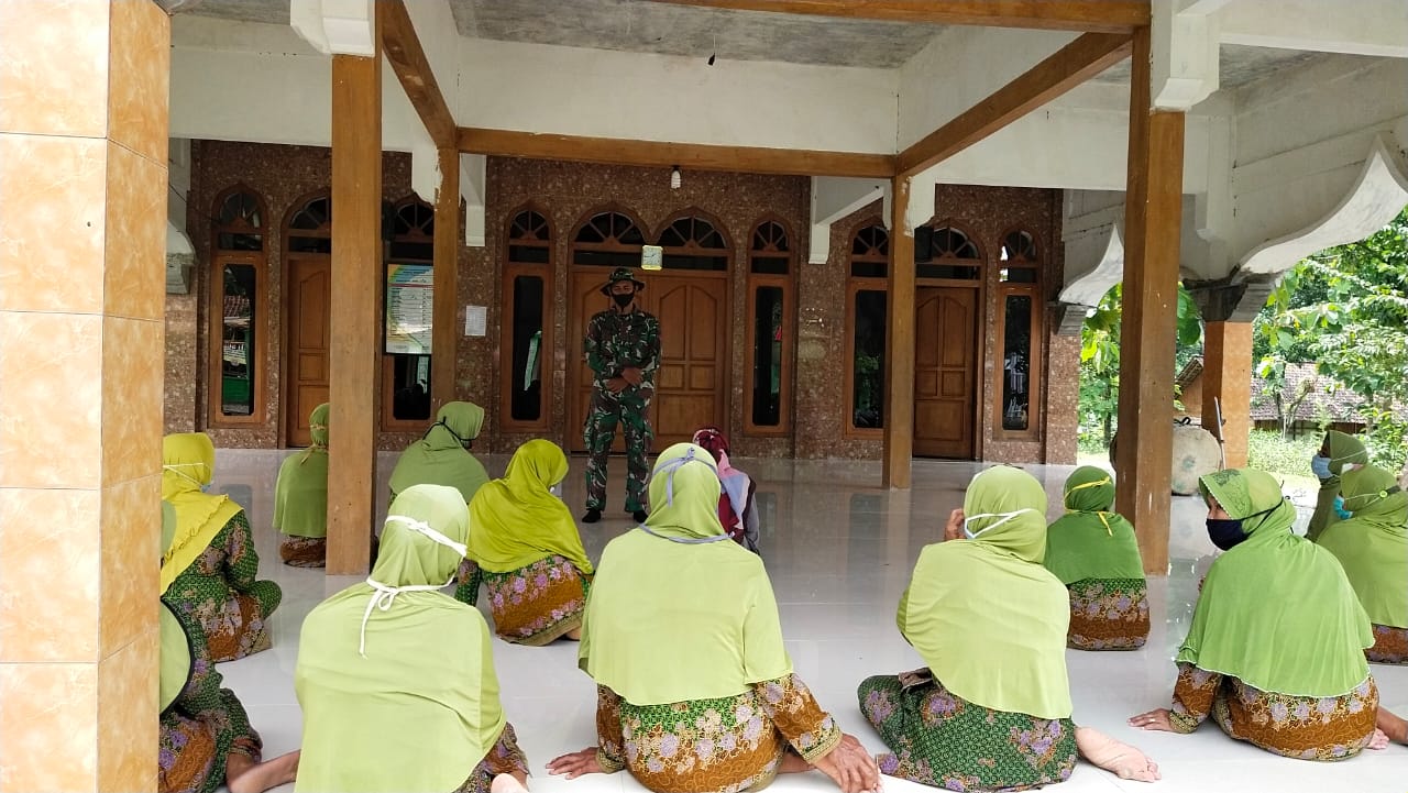 Ibu-Ibu Jama’ah Yasin, Juga Disasar Satgas TMMD Kodim Bojonegoro Dengan Sosialisasi Prokes
