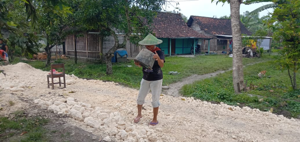 Warga Kramanan, Turut Andil Sukseskan TMMD Kodim Bojonegoro