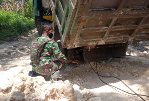 As Truck Pengangkut Material Putus, Satgas TMMD Kodim Bojonegoro Turun Tangan Bantu Perbaiki