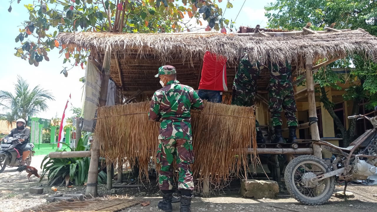 Bersama Warga, Satgas TMMD Kodim Bojonegoro Perbaiki Atap Gubuk