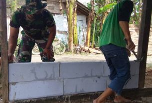 Personnel Satgas TMMD Kodim Bojonegoro Pasang Hebel Dinnding Program Aladin