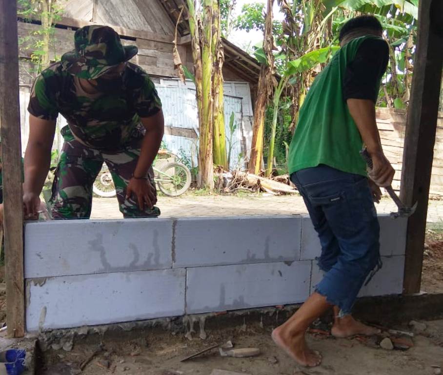 Personnel Satgas TMMD Kodim Bojonegoro Pasang Hebel Dinnding Program Aladin