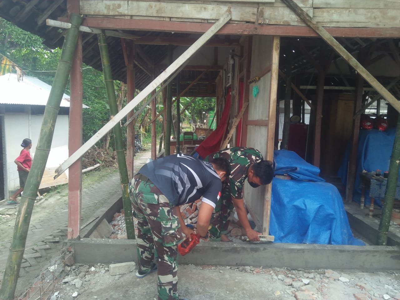 Usai Di Cor, Satgas Kodim Bojonegoro Bersihkan Pung-Puing
