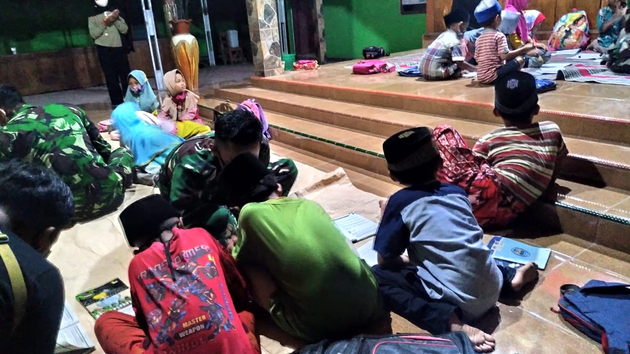 Kerja Kelompok, Satgas TMMD Kodim Bojonegoro Jadi Guru Les
